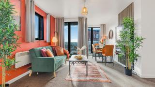 Sunset Suite - Balcony Views- Sleeps 8- Central- Free Parking - 0