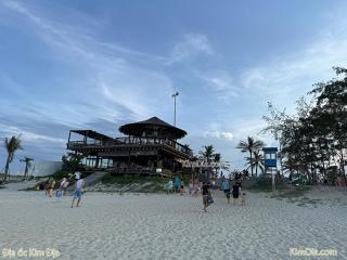 Ngôi nhà nhiều màu sắc gần biển - 9