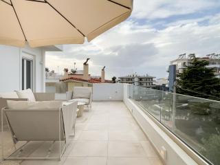 Sunlit Retreat in Voula Center - 4