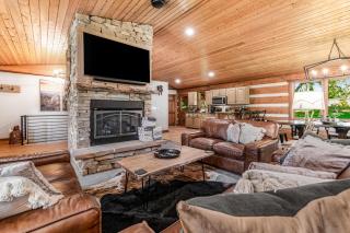 Spacious Serene Cabin Sleep 14 Pool Hot Tub Games - 9