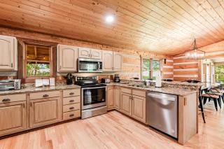 Spacious Serene Cabin Sleep 14 Pool Hot Tub Games - 8