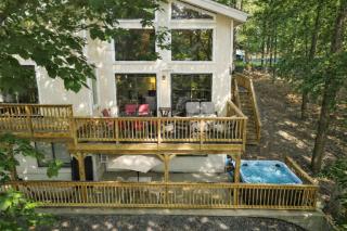 Switch to hosting Peaceful Lakefront Stay, HotTub, Fireplace, Kayaks - 8