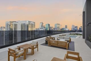 Upscale Downtown Condo Pool Gym & Skyline Views - 0