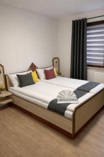 Private Zimmer mit eigenem Bad Fernseher und Schreibtisch - 6