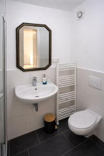 Private Zimmer mit eigenem Bad Fernseher und Schreibtisch - 2