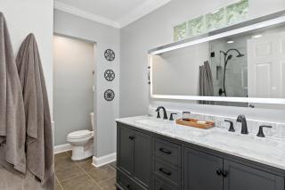 Chic & Cozy Home - Screen Porch & Firepit - 3