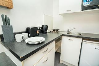 Spacious & Bright Central Coventry Budget Studio - 3