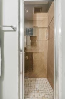 Stylish Downtown 2BR Gem with Free Parking - 5