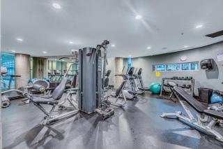 Chic Bright Condo Next to BC Place & Free Parking - 5