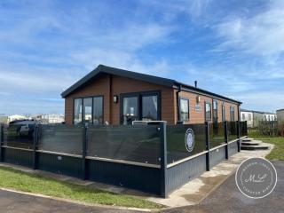 The Retreat 1 - Hot tub Lodge, pet friendly, WiFi & bed linen- Golden Palm Resort - Meadow Lakes Caravan & Lodge Hire - Chapel Saint Leonards - 9