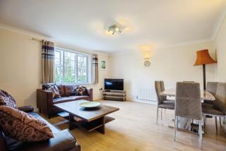 Spacious 2-Bed Family Flat in Wimbledon Near Tube - 2