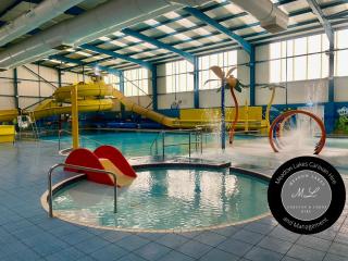 The Retreat 1 - Hot tub Lodge, pet friendly, WiFi & bed linen- Golden Palm Resort - Meadow Lakes Caravan & Lodge Hire - Chapel Saint Leonards - 2