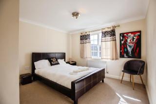 Spacious 2-Bed Family Flat in Wimbledon Near Tube - 6