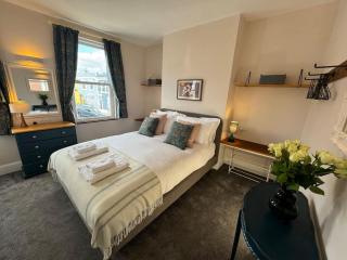 Totterdown's Fabulous House & Floral Garden - 7