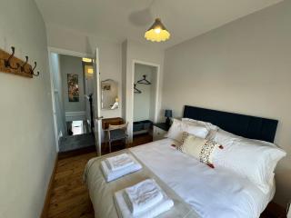 Totterdown's Fabulous House & Floral Garden - 6