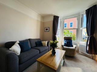 Totterdown's Fabulous House & Floral Garden - 3