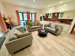 BIG FUN Flat in City Centre with Patio - 3