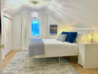 VIP YXE University Character Home - 7