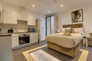 QE2 Apartments - Harbour & Hyde, Southampton High Street - 5