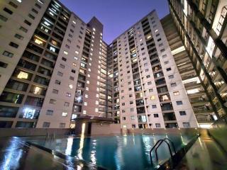 Central & Cozy Modern 2 Bedroom Apartment - 9