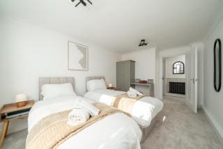 2 Bed Flat in Woking Central - 1