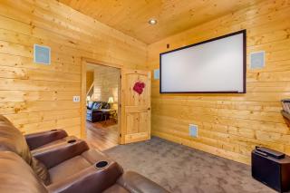 Waterfront Retreat Sleeps 14 Theater Games Grill - 1