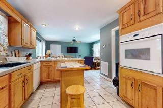 Serene Home Near Douglas Lake Yard Games Grill - 5