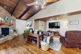 Charming Cabin Sleeps 10 Hot Tub Fireplace - 8