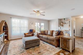 Lakefront Home Sleeps 8 Spacious Deck Pool Access - Sevierville - 0