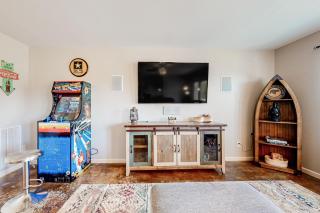 Lakefront Home Sleeps 8 Spacious Deck Pool Access - Sevierville - 7