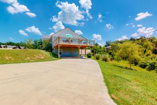 Lakefront Home Sleeps 8 Spacious Deck Pool Access - Sevierville - 4