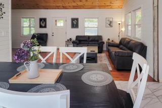 Cozy Home Sleeps 6 Hot Tub Fire Pit Free Ticket - 2