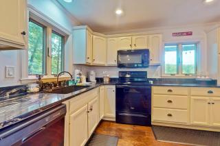Lakefront Cabin W Private Dock Hot Tub Cigar room - 7