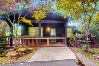 Lakefront Cabin W Private Dock Hot Tub Cigar room - 9