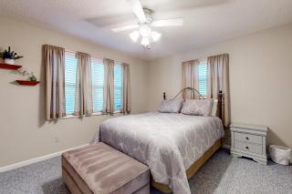 Lake Front Home Sleeps 12 Games Fire Pit Dock - 8