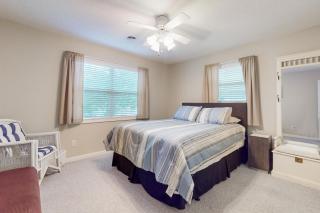 Lake Front Home Sleeps 12 Games Fire Pit Dock - 1