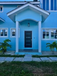 Tropical Oasis Townhouse Minutes from Airport & Beach - 9