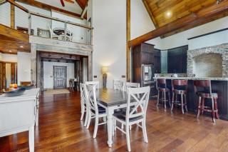 Lakefront Escape Sleeps 10 Private Dock Hot Tub - 8