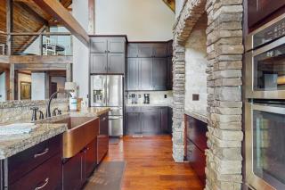 Lakefront Escape Sleeps 10 Private Dock Hot Tub - 2