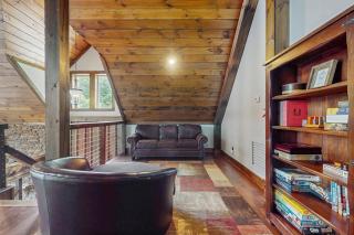 Lakefront Escape Sleeps 10 Private Dock Hot Tub - 1