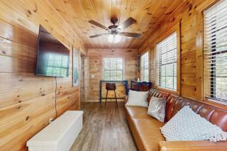 Tranquil Cabin Garage Games Boats Bikes Parking - 3