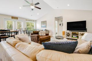 Cozy Lakefront Home Sleep 12 Private Dock Hot Tub - 1