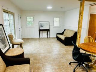 Midtown Manor 10 mins to Downtown Airport - 9