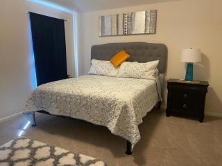 3BR, 2B - Near IAH - Family Ready, Spacious - 7