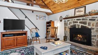 Evergreen Lodge by AvantStay Poconos Lake Cabin Fireplace Large Deck Near Jack Frost Kalahari - 4