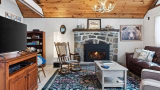 Evergreen Lodge by AvantStay Poconos Lake Cabin Fireplace Large Deck Near Jack Frost Kalahari - 2