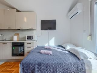 Convenient Studio with Parking Near Beach - 7