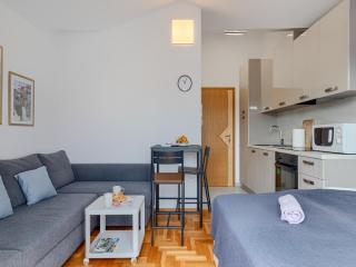 Convenient Studio with Parking Near Beach - 1