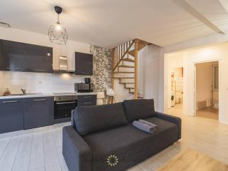 Élégant Loft Moderne à Reims - Détente et Convivialité - FR-1-870-33 - 9