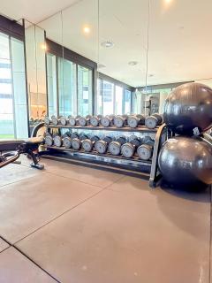 One Sky Residence - Sleep 6 - Pools Cinema Sauna Gym FREE Parking - 7